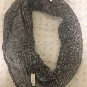 LULULEMON Black and White Scarf